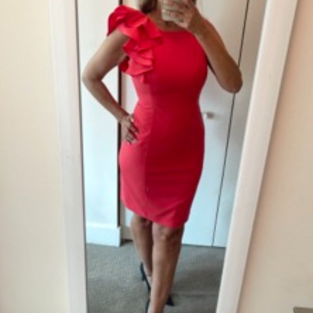 BEAUTIFUL CORAL SLEEVELESS CALVIN KLEIN ONE SHOULDER RUFFLE DETAIL  MIDI DRESS